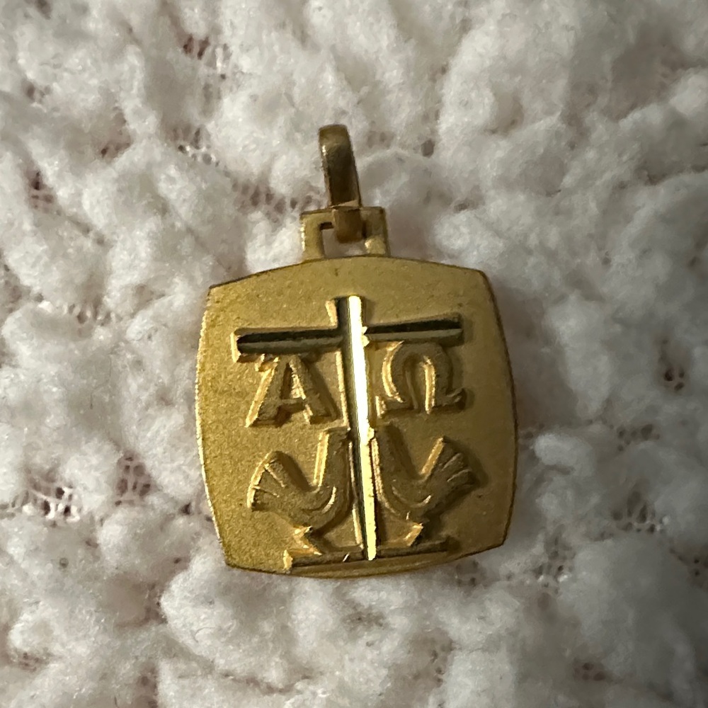 Gold Pendant Necklace